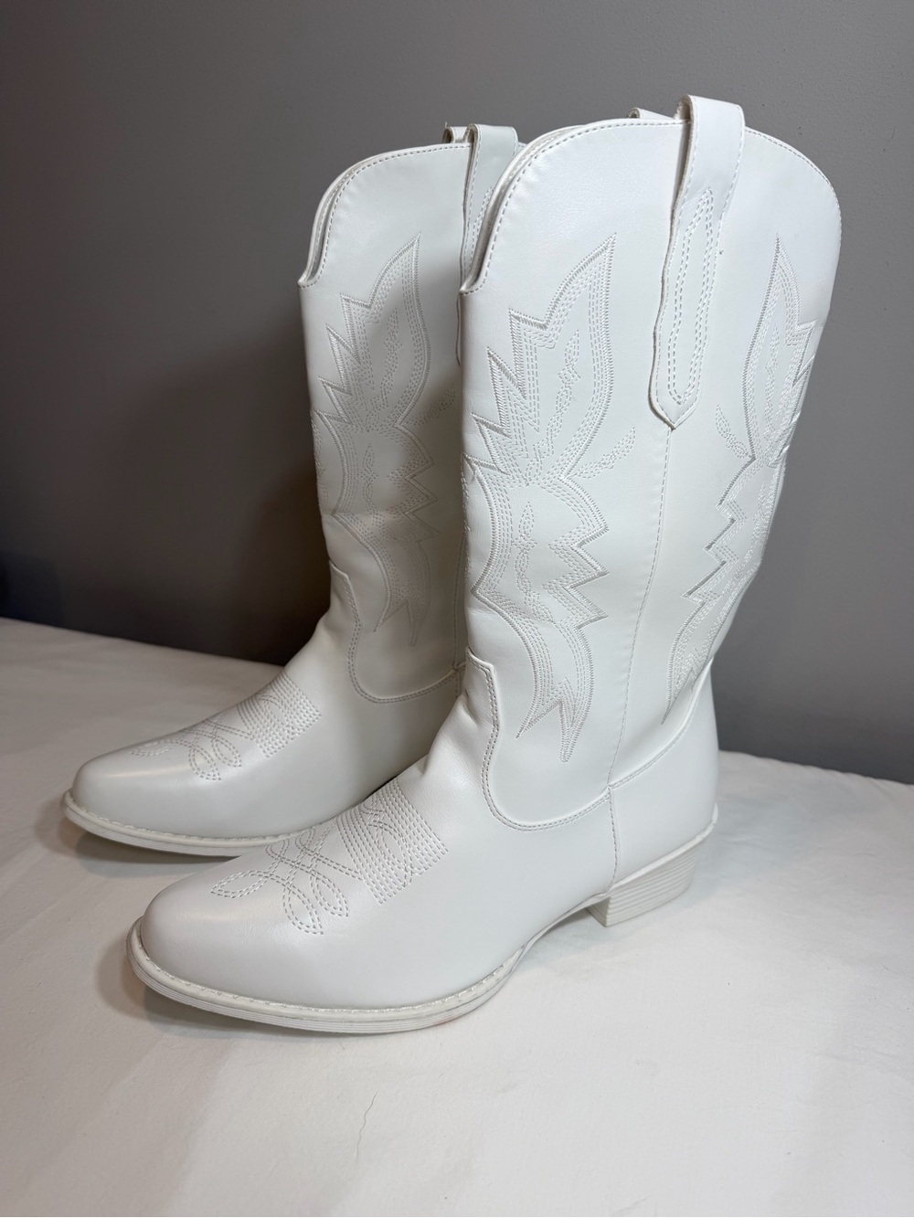 All white classic cowgirl boots size 10